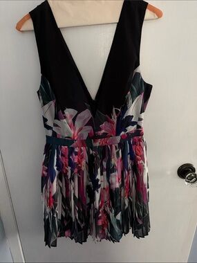 Bebe  Floral V-Neck Mini Pleated Women’s Dress in Black and Multi